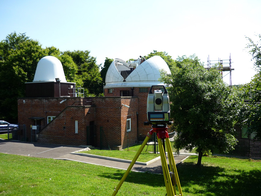 théodotlite devant deux observatoires astronomiques